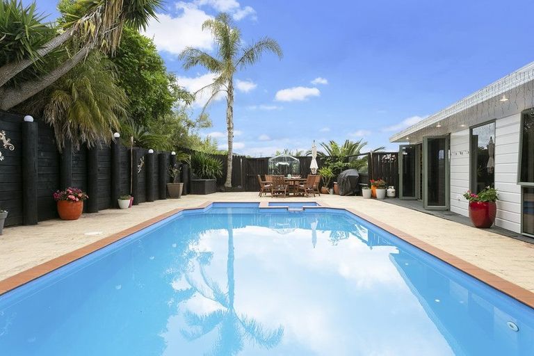 Photo of property in 11 Greenleaf Way, Northcross, Auckland, 0630