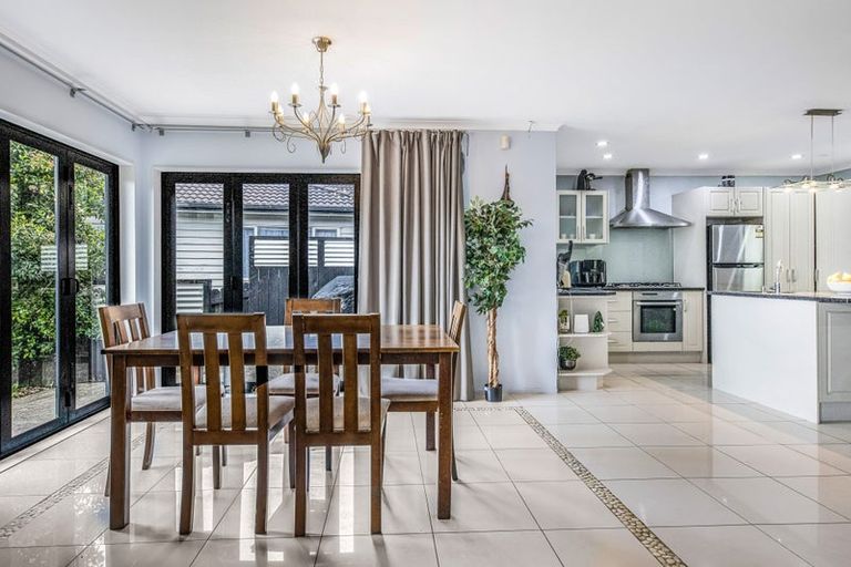 Photo of property in 86 San Marino Drive West, Henderson, Auckland, 0612