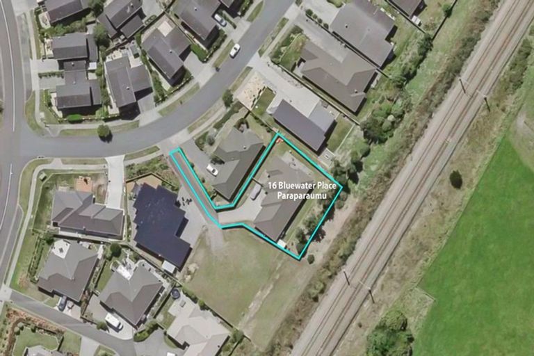 Photo of property in 16 Bluewater Place, Paraparaumu, 5032