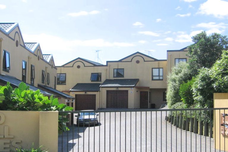 Photo of property in 4/26 Pannill Place, Oteha, Auckland, 0632