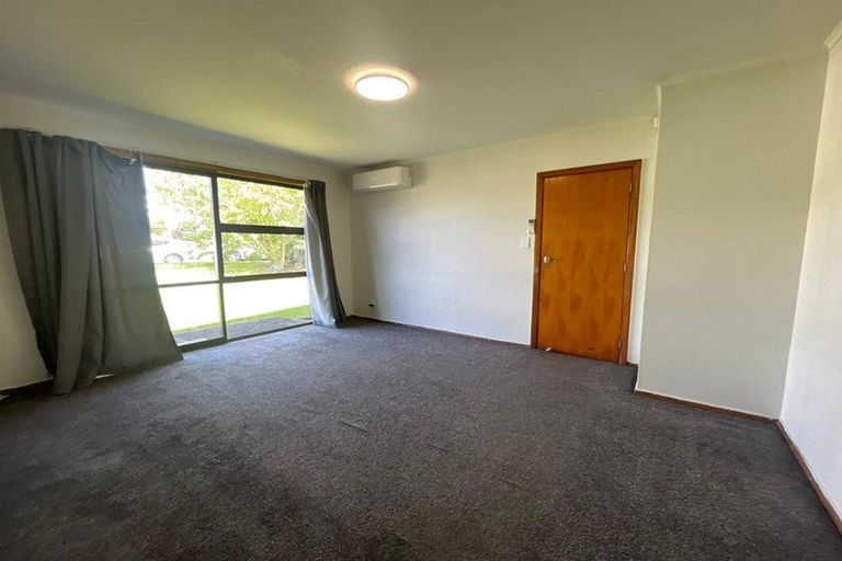Photo of property in 11 Springside Place, New Lynn, Auckland, 0600