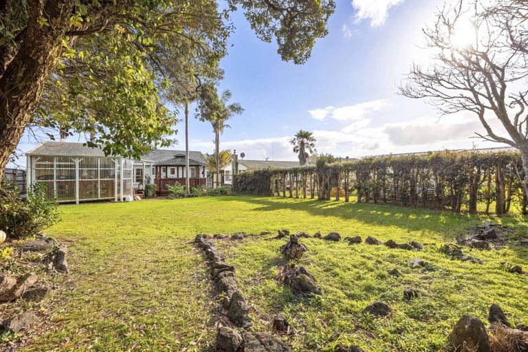 Photo of property in 44 Farquhar Road, Glendene, Auckland, 0602