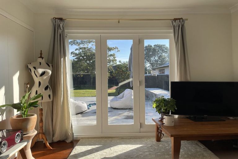 Photo of property in 28 Harbour View Road, Te Atatu Peninsula, Auckland, 0610