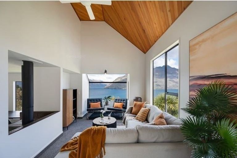 Photo of property in 67 Wynyard Crescent, Fernhill, Queenstown, 9300