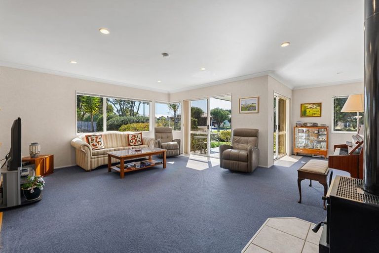 Photo of property in 40 Settlers Grove, Orewa, 0931