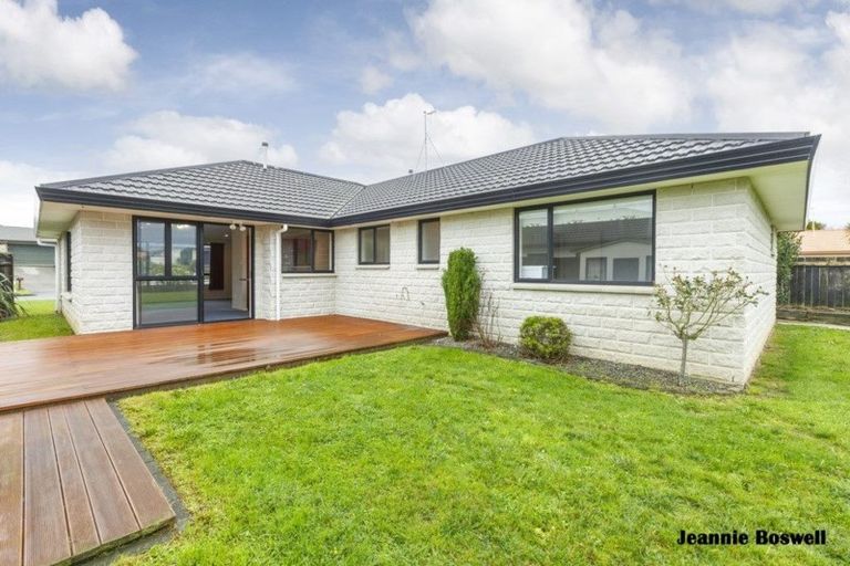 Photo of property in 20 Aspen Way, Kelvin Grove, Palmerston North, 4414