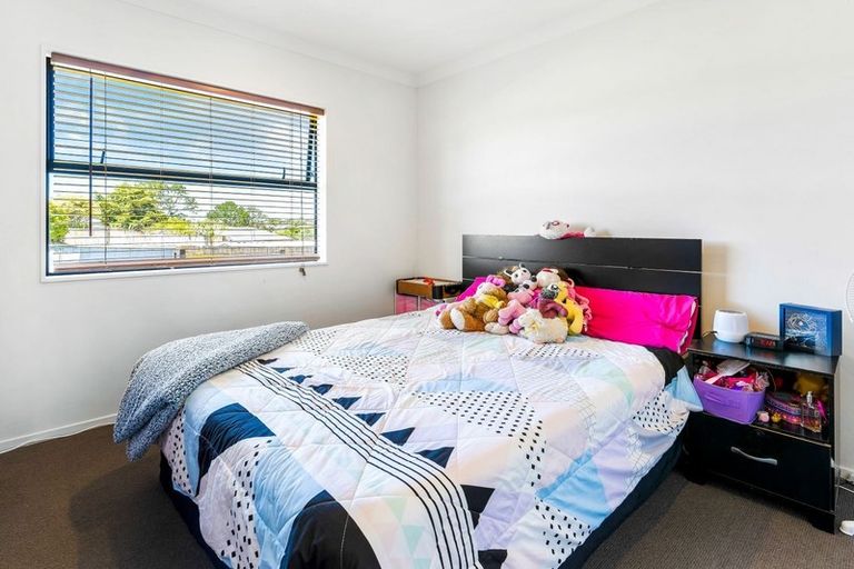 Photo of property in 9a Ballial Place, West Harbour, Auckland, 0618