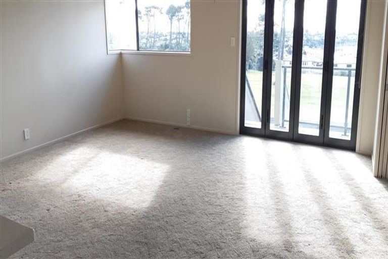 Photo of property in 5 Monet Grove, West Harbour, Auckland, 0618