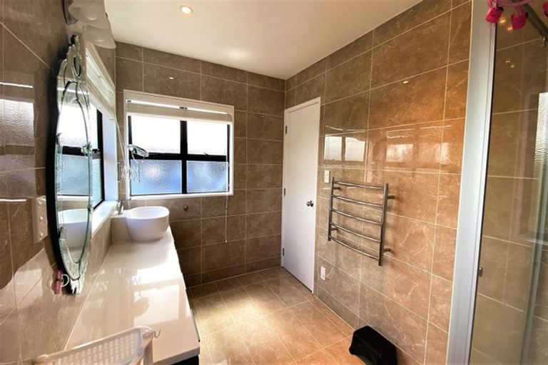 Photo of property in 16 Cherub Place, West Harbour, Auckland, 0618