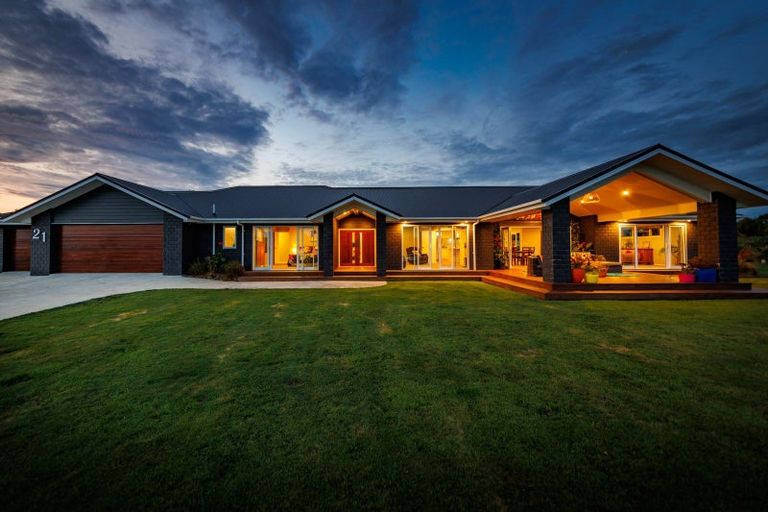 Photo of property in 21 Loveston Lane, Kelvin Grove, Palmerston North, 4470