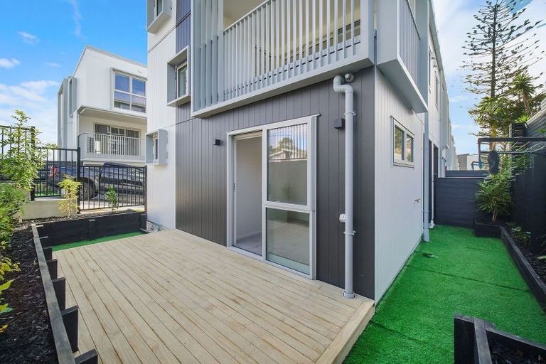 Photo of property in 1/9 Aeroview Drive, Beach Haven, Auckland, 0626