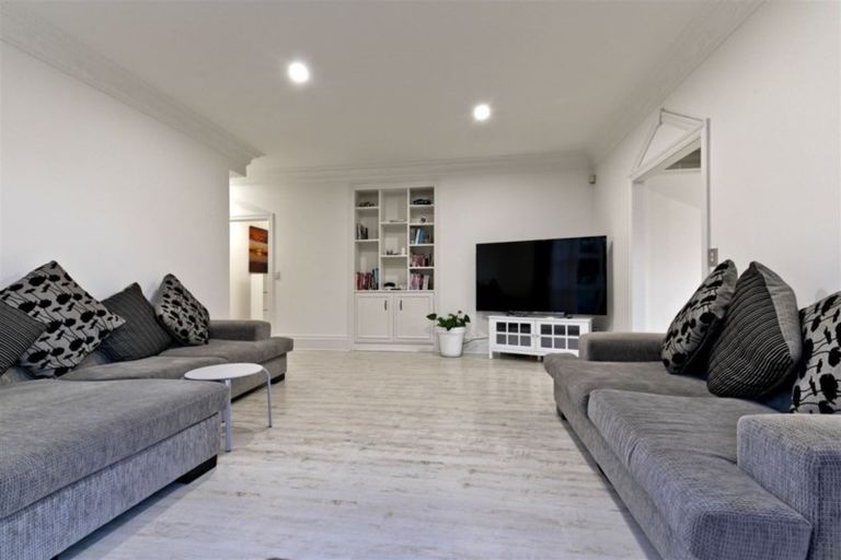 Photo of property in 18 Mansion Court, West Harbour, Auckland, 0618