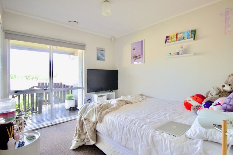 Photo of property in 6 Pahi Place, West Harbour, Auckland, 0618