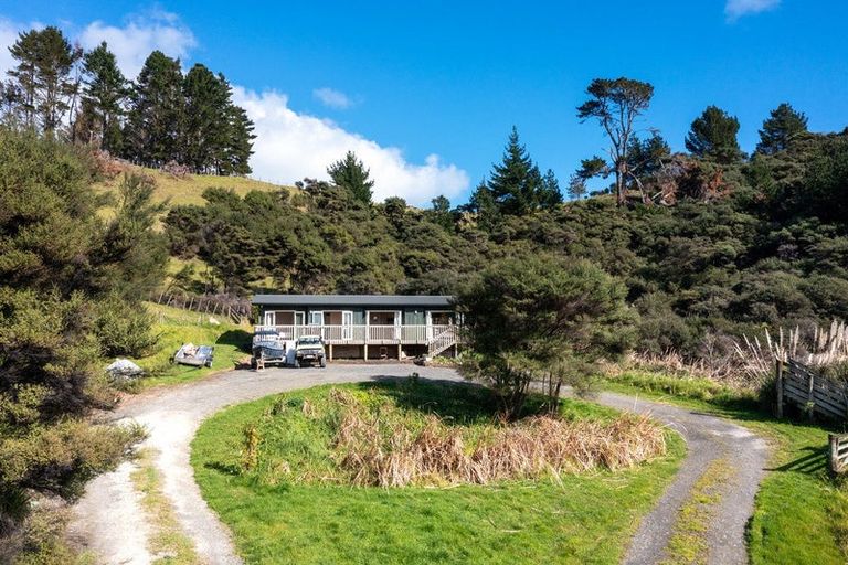 Photo of property in 1529 South Head Road, South Head, Helensville, 0874