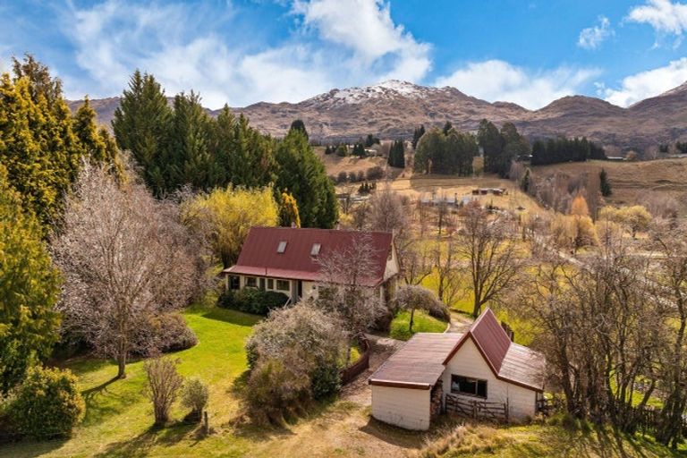 Photo of property in 35 Mountain View Road, Dalefield, Queenstown, 9371
