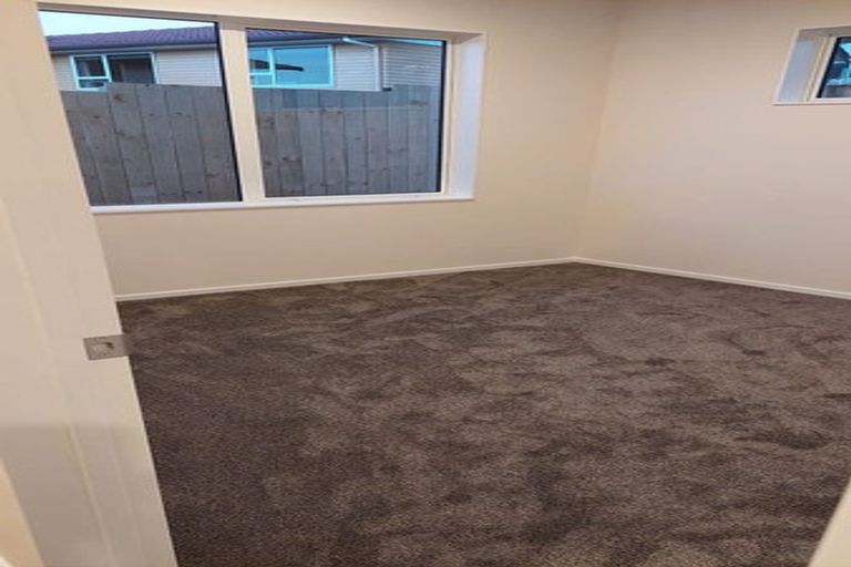 Photo of property in 1c Taupiko Place, Green Bay, Auckland, 0604