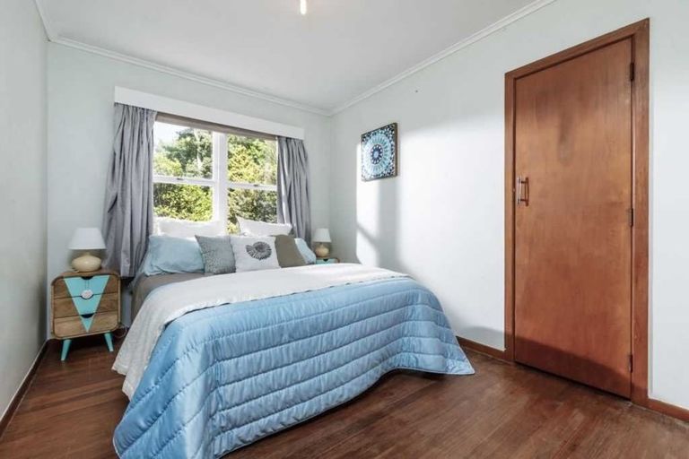 Photo of property in 49 Totaravale Drive, Totara Vale, Auckland, 0629