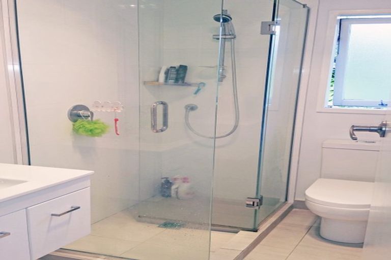 Photo of property in 1/28b Sunnynook Road, Sunnynook, Auckland, 0620