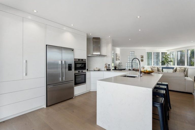 Photo of property in 2/39 Eastcliffe Road, Castor Bay, Auckland, 0620