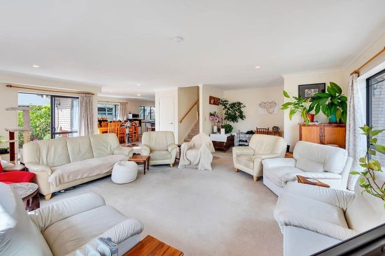 Photo of property in 62 Medallion Drive, Oteha, Auckland, 0632