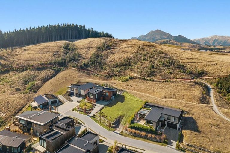 Photo of property in 16 Akitu Rise, Wanaka, 9305