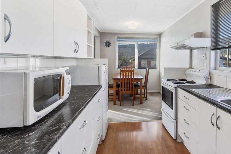 Photo of property in 5 Bird Grove, Stokes Valley, Lower Hutt, 5019