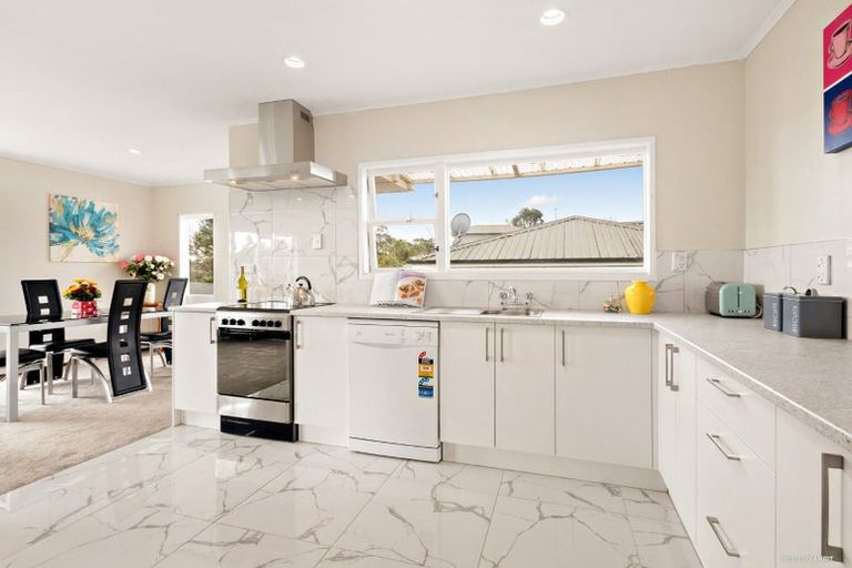 Photo of property in 12 Thomas Avenue, Te Atatu Peninsula, Auckland, 0610