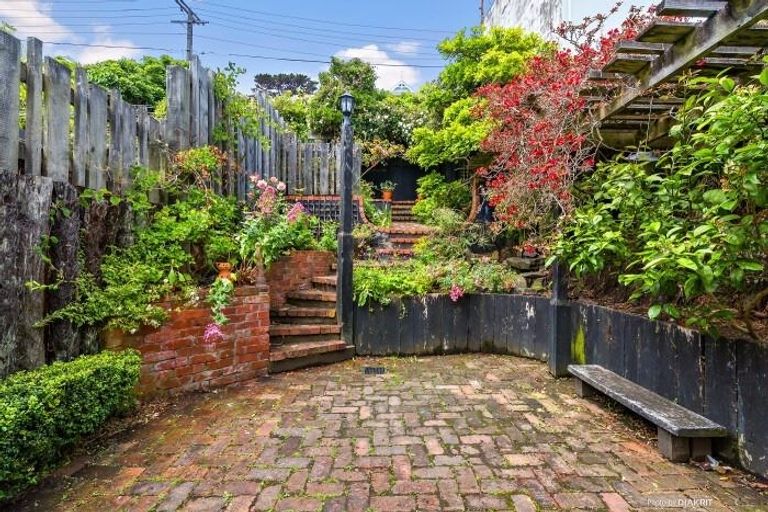 Photo of property in 18 Hawker Street, Mount Victoria, Wellington, 6011