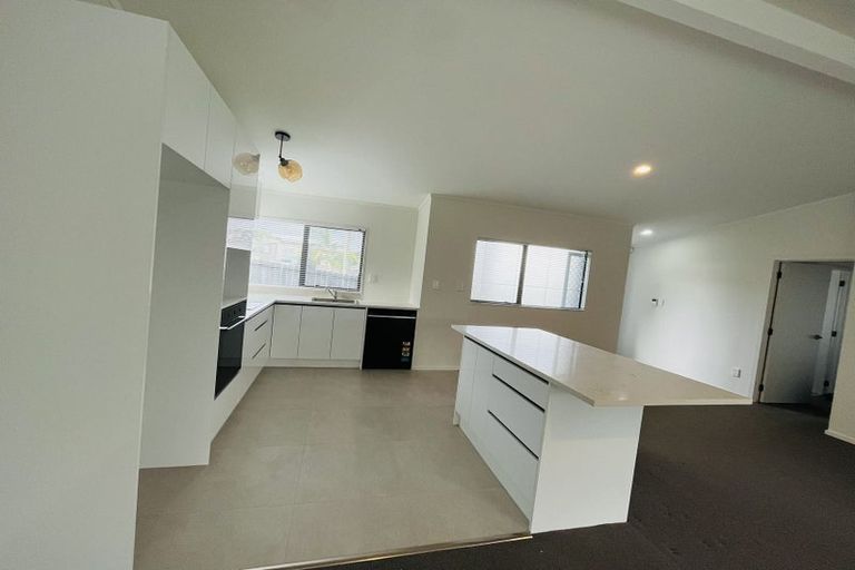 Photo of property in 2/13 Trinidad Road, Sunnynook, Auckland, 0620