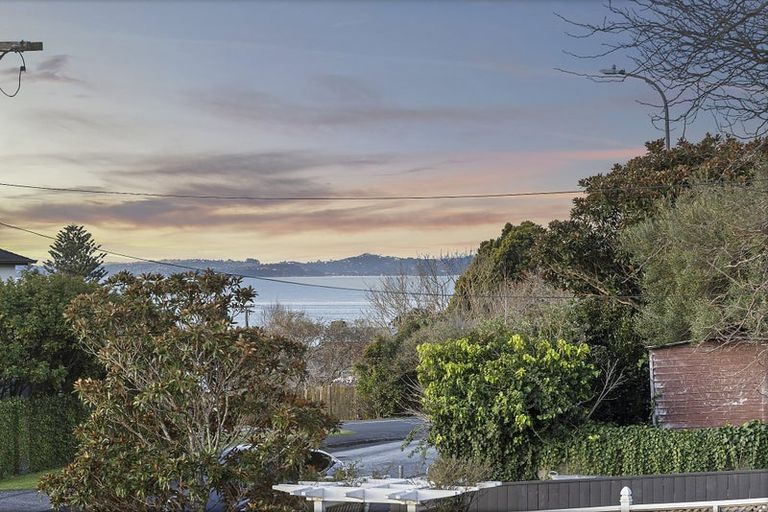 Photo of property in 6 Liston Crescent, Cockle Bay, Auckland, 2014