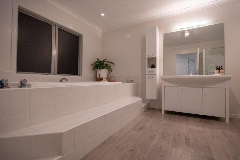 Photo of property in 100 Ruapehu Drive, Fitzherbert, Palmerston North, 4410