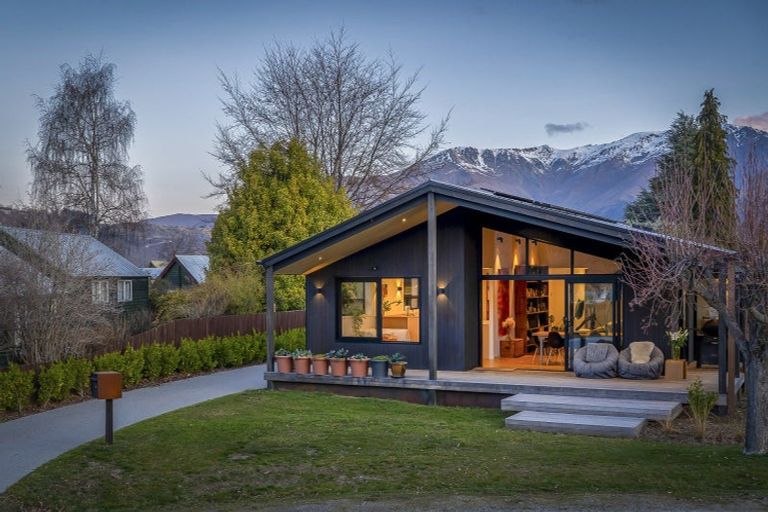 Photo of property in 10 Preston Drive, Arrowtown, 9302
