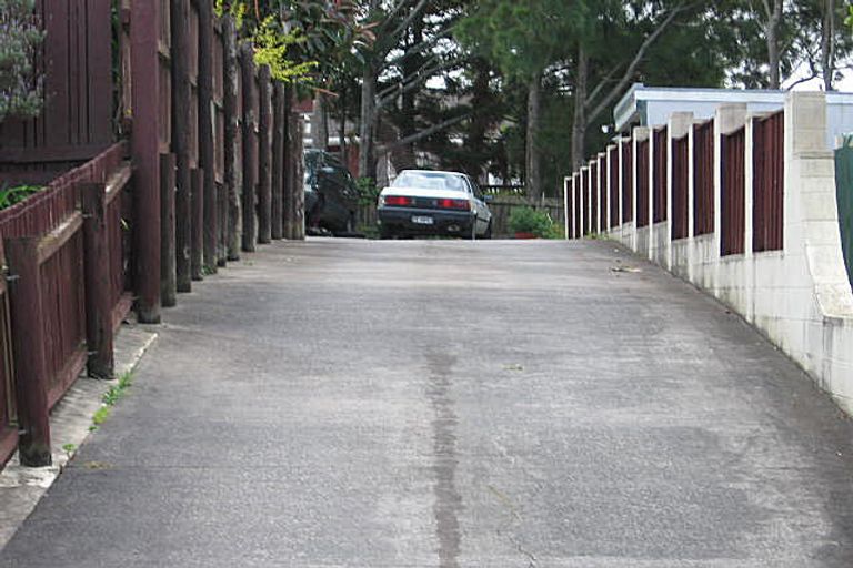 Photo of property in 7 Darlington Place, Glendene, Auckland, 0602