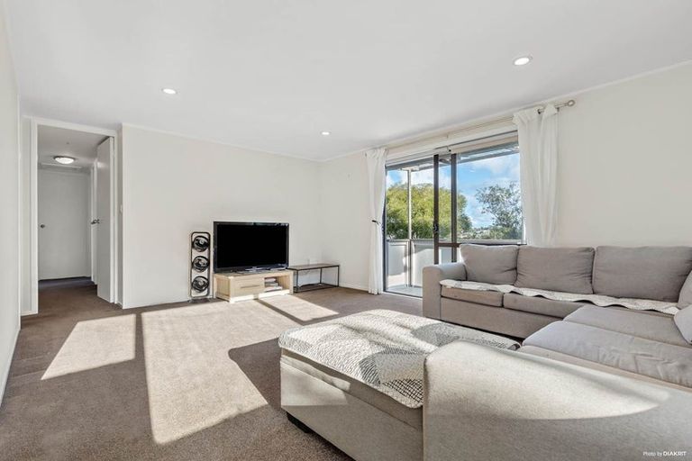 Photo of property in 15 Kayle Glen, West Harbour, Auckland, 0618