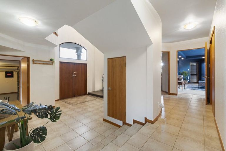 Photo of property in 33 Ruapehu Drive, Fitzherbert, Palmerston North, 4410