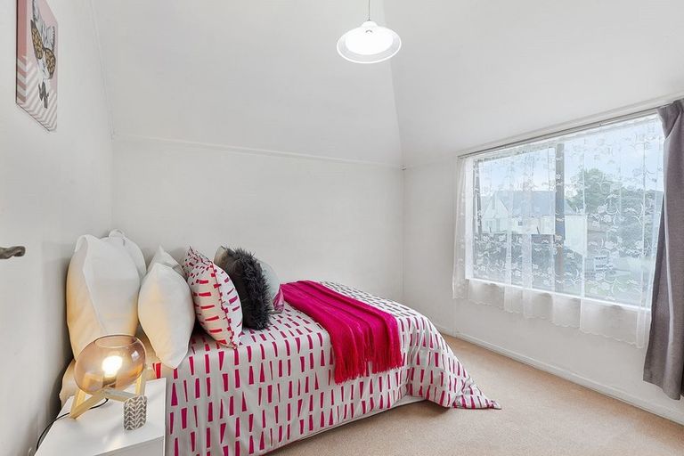 Photo of property in 138 Akaroa Drive, Maupuia, Wellington, 6022