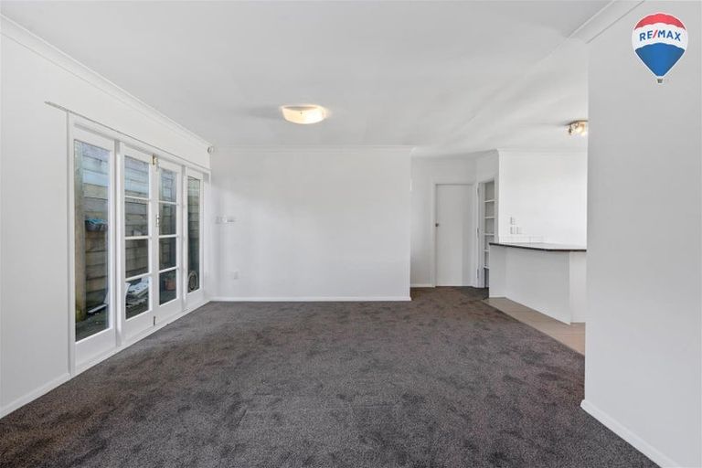 Photo of property in 43 Stewart Drive, Newlands, Wellington, 6037