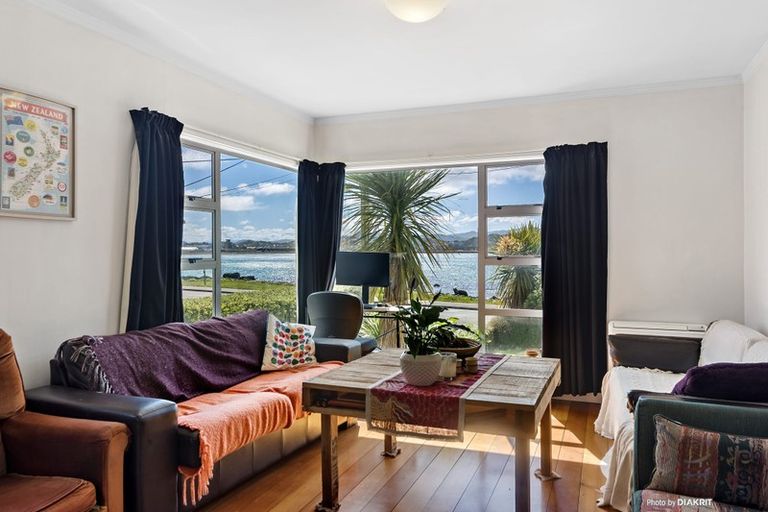 Photo of property in 302 Queens Drive, Lyall Bay, Wellington, 6022