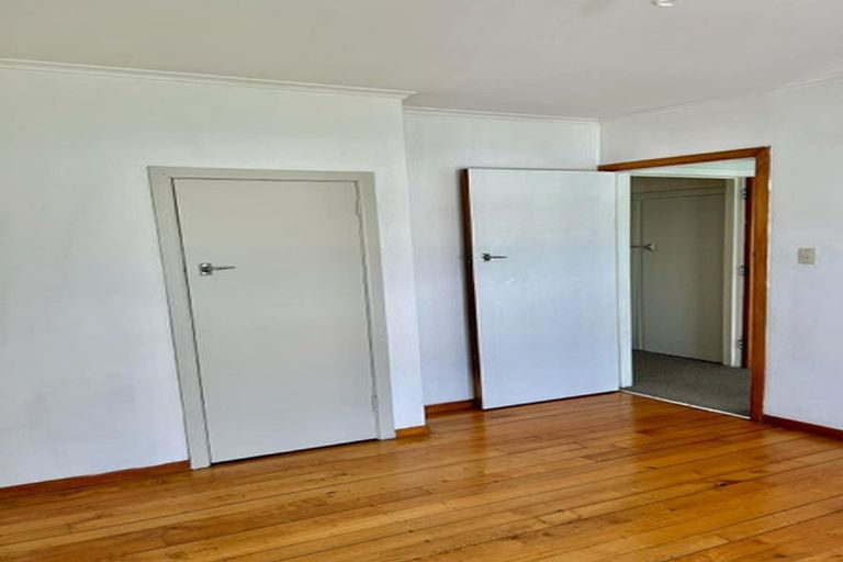 Photo of property in 32 Raleigh Road, Northcote, Auckland, 0627
