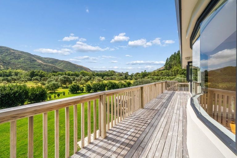 Photo of property in 1276 Coast Road, Wainuiomata Coast, Lower Hutt, 5373