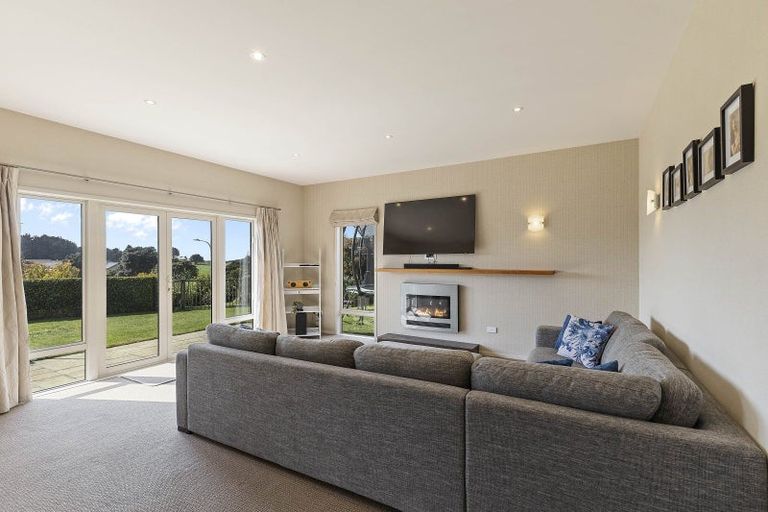 Photo of property in 10 Sampson Avenue, Waiwhakaiho, New Plymouth, 4312