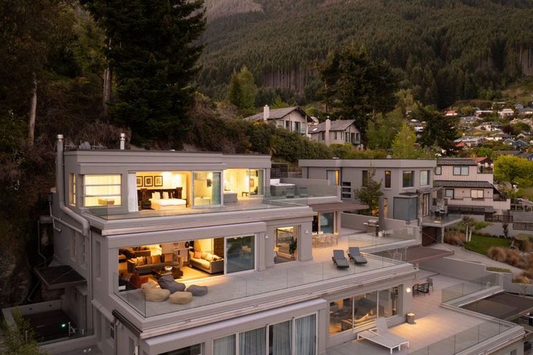 Photo of property in 6 Lordens Place, Fernhill, Queenstown, 9300
