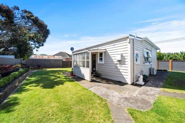 Photo of property in 37 Burns Street, Hawera, 4610