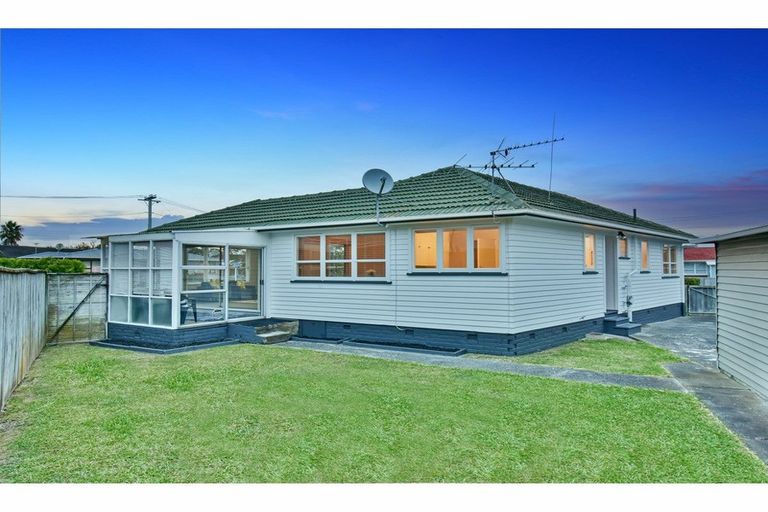 Photo of property in 73 Dale Crescent, Pakuranga, Auckland, 2010