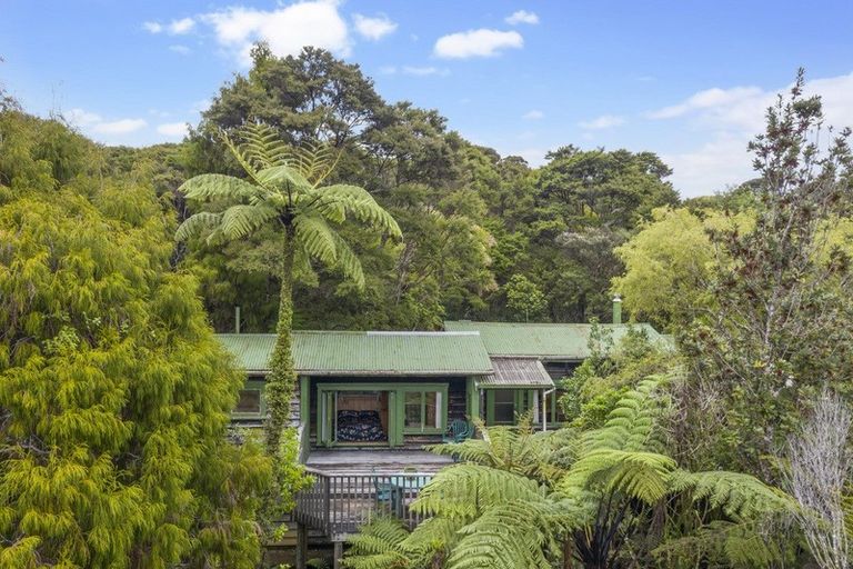 Photo of property in 25 Turanga Road, Henderson Valley, Auckland, 0612