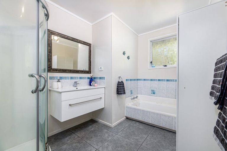 Photo of property in 51 Onedin Place, Titirangi, Auckland, 0604