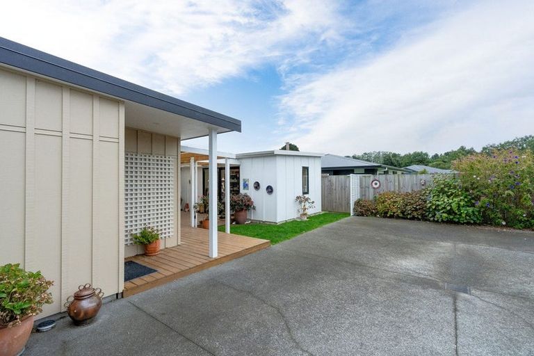 Photo of property in 6 Kingi Te Ahoaho Place, Otaki, 5512