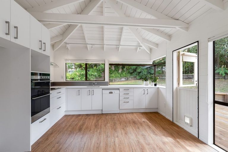 Photo of property in 33 John Downs Drive, Browns Bay, Auckland, 0630