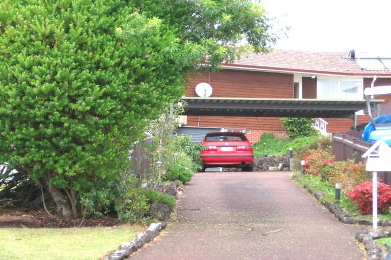 Photo of property in 30 Lydford Place, Glendene, Auckland, 0602