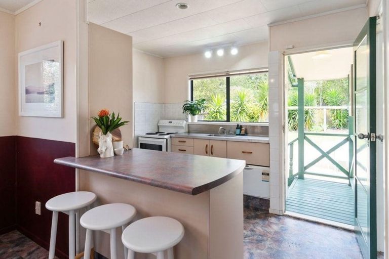 Photo of property in 21 Redlands Grove, Swanson, Auckland, 0612